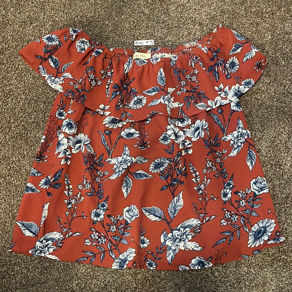 2/$30 Small off the shoulder top in great condition
